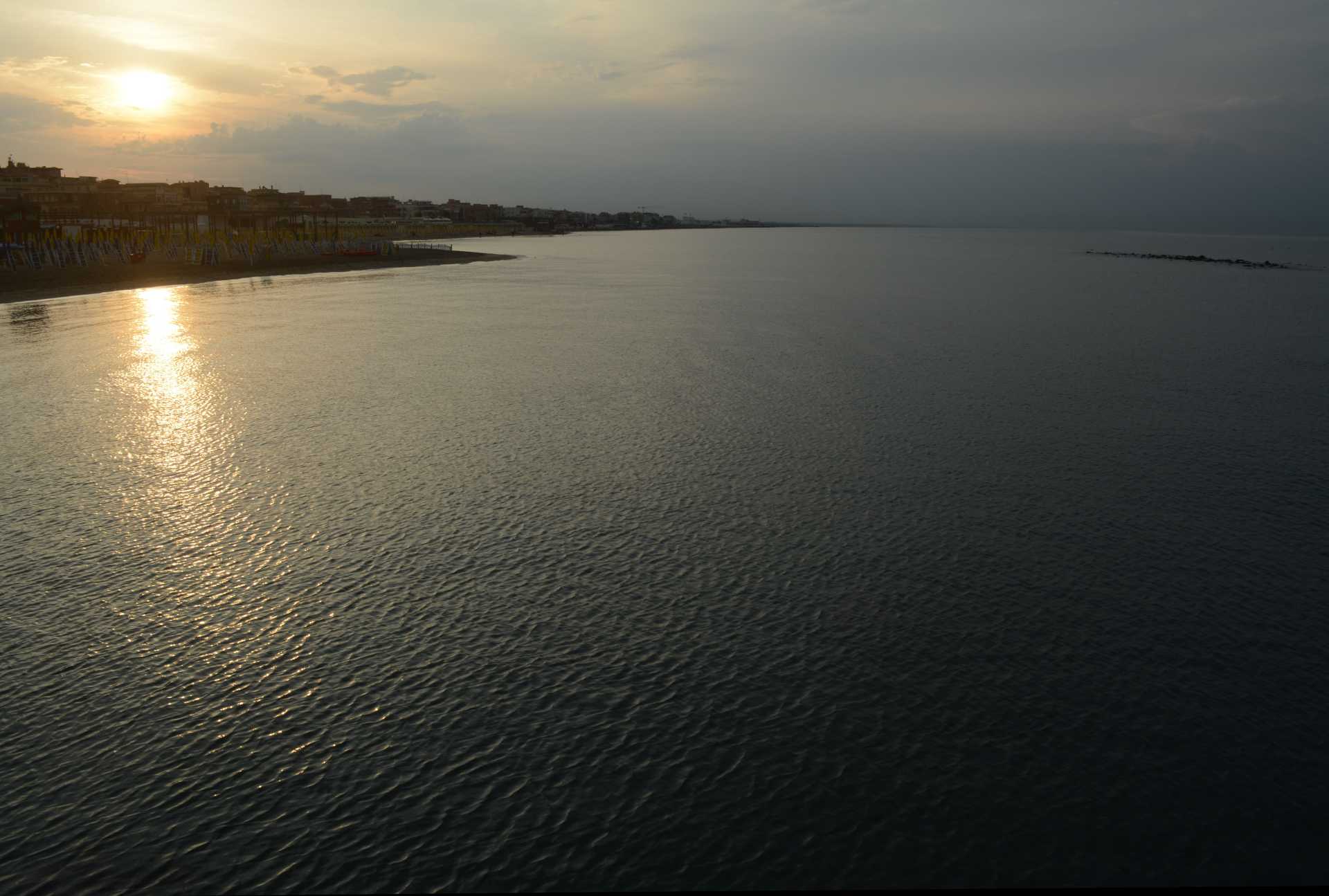 Perch ad Ostia si vede l''alba sul mare?